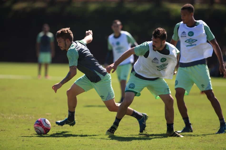 Três jogadores podem ganhar nova chance no time titular da Chape