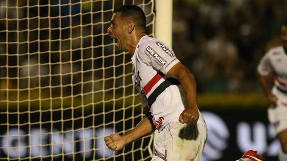 'Mesmo quem está fora, tem alegria', diz Diego Souza no São Paulo