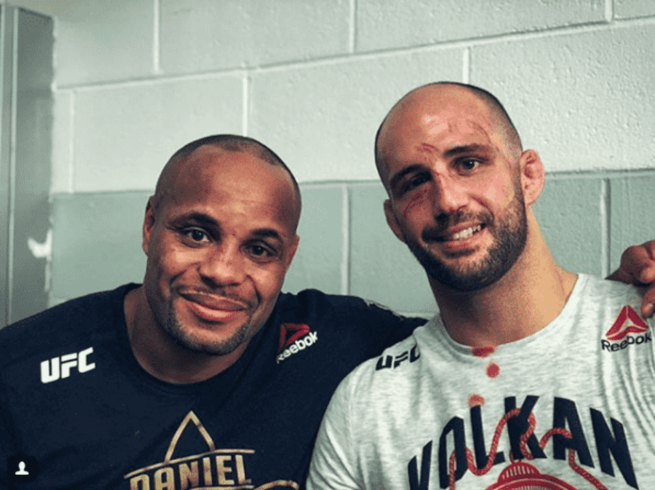 Vídeo de bastidores mostra encontro de Cormier e Oezdemir após UFC 220