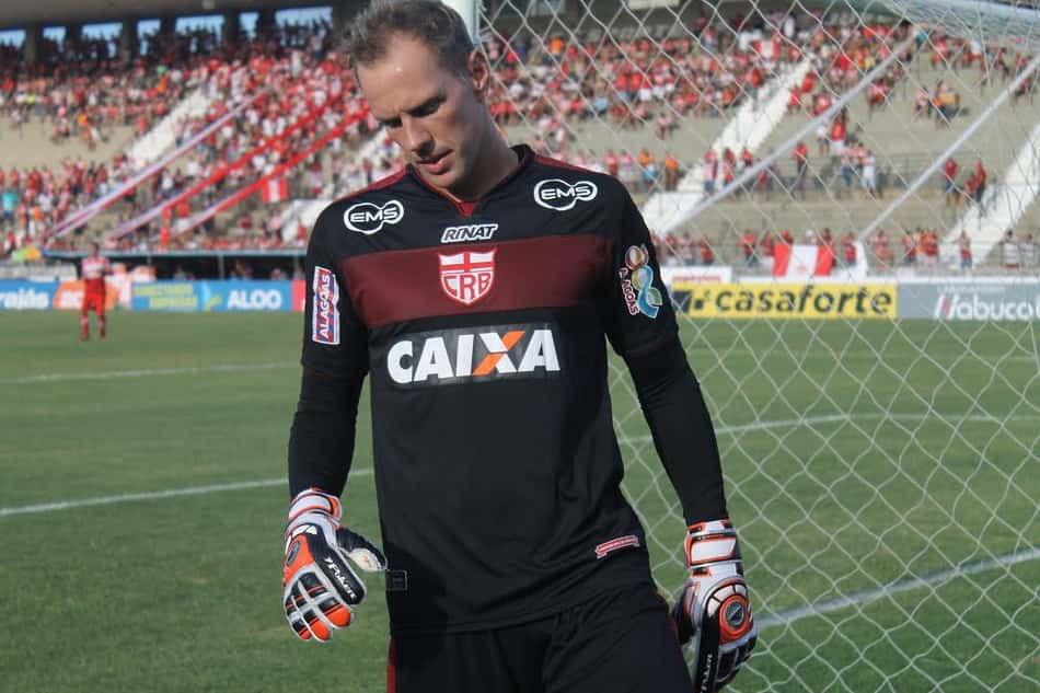 Goleiro João Carlos comemora bom início de temporada do CRB