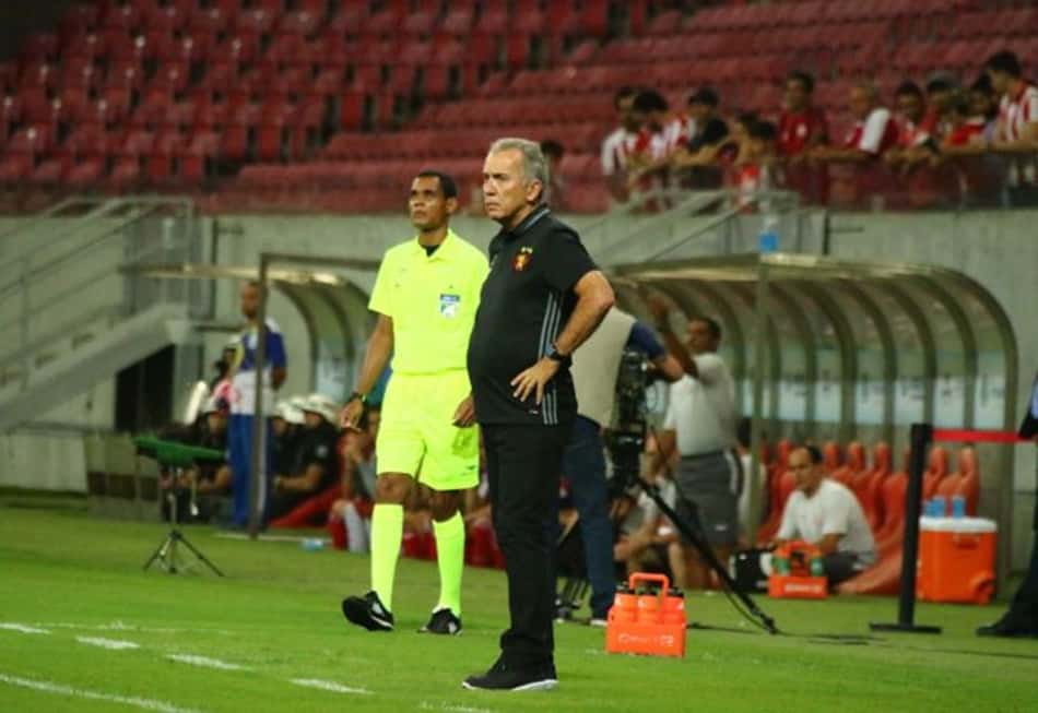 Por meio-campo ideal, Nelsinho Baptista promove rodízio no Sport