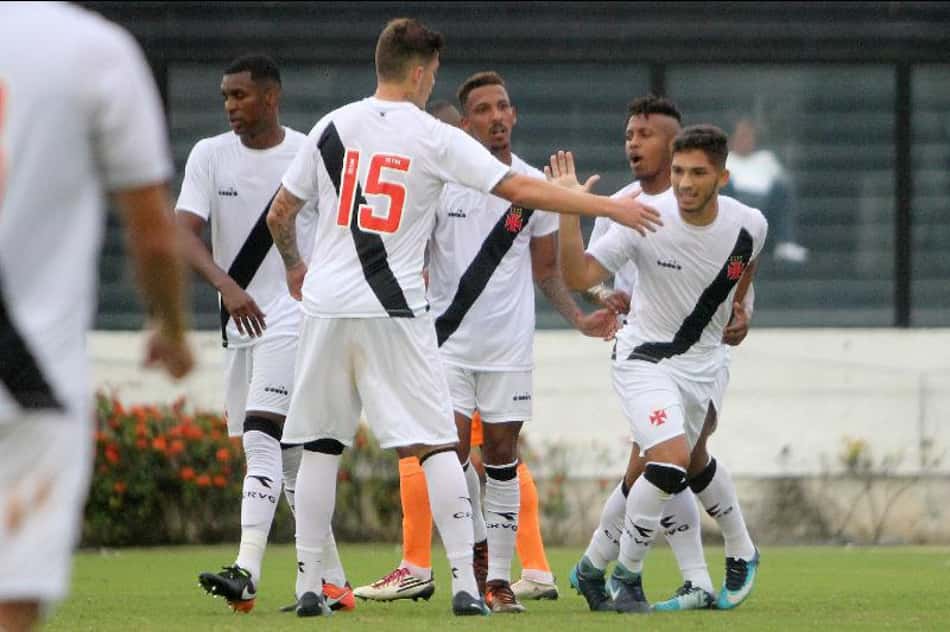 Vasco e Diadora farão venda de camisas de linha temporária. Saiba detalhes