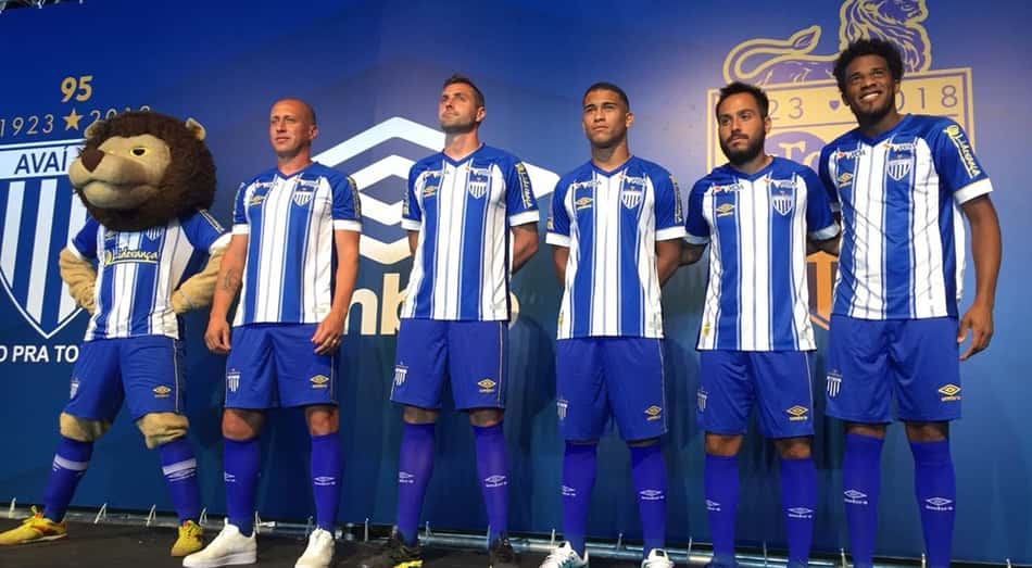 Avaí apresenta novo uniforme da temporada 2018, diante da torcida