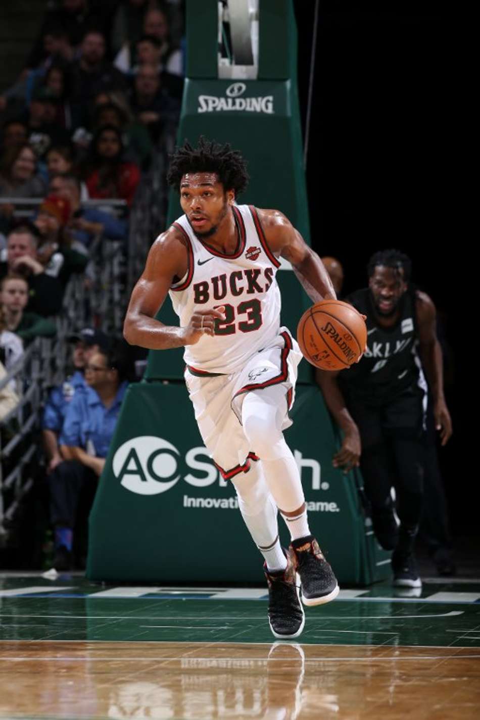 Novato do Bucks é preso, toma choque de taser e joga no mesmo dia
