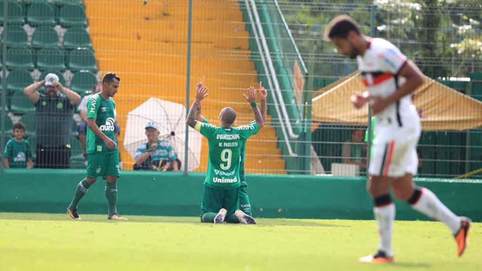 Chape vence o Joinville e assume a liderança do Catarinense