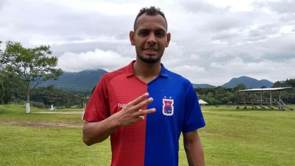 Apostando em sequência de jogos, lateral Mansur chega ao Paraná