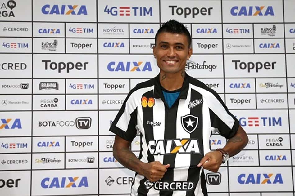 Kieza é apresentado no Botafogo sonhando alto: 'Quem não quer ser ídolo de um clube maravilhoso?'