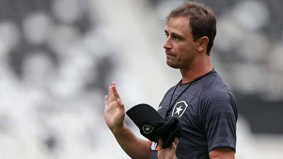 Tem estreia? Felipe garante Kieza e Carli relacionados, mas não titulares