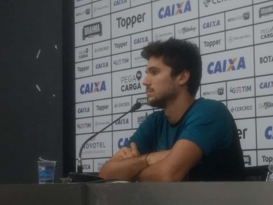 Rabello mantém foco no Botafogo, apesar do assédio de clubes europeus: 'Não tenho que me preocupar'