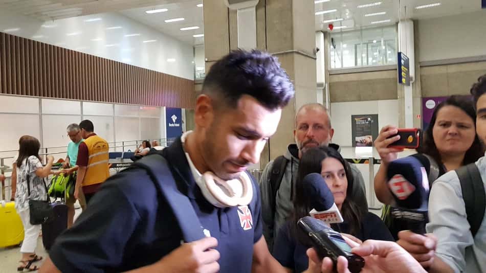 Com futuro incerto, Andrés Rios garante querer continuar no Vasco