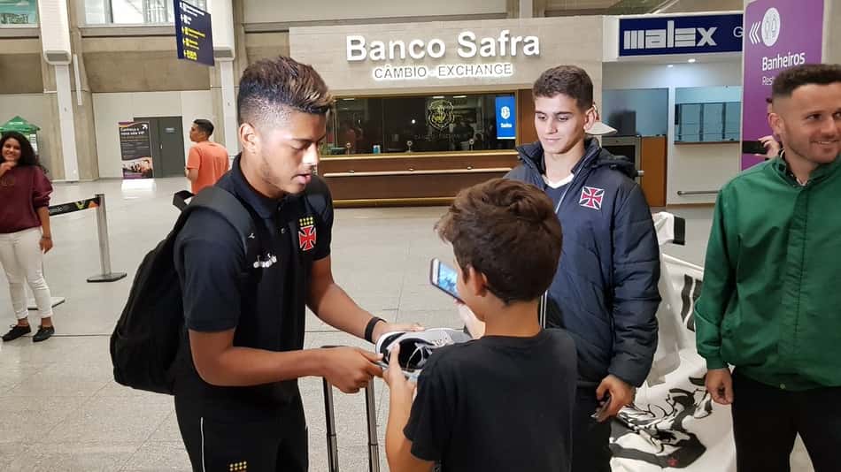 Desembarque do Vasco com torcedores com Evander