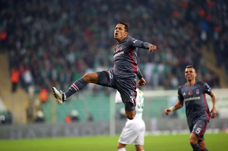 Gol de Adriano e estreia de Vagner Love: Besiktas empata na Turquia
