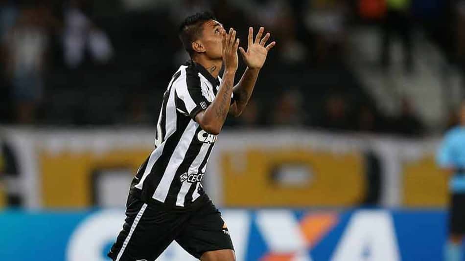 Elogios de Paquetá e gol contra todos os rivais: Kieza pega o Fla com moral