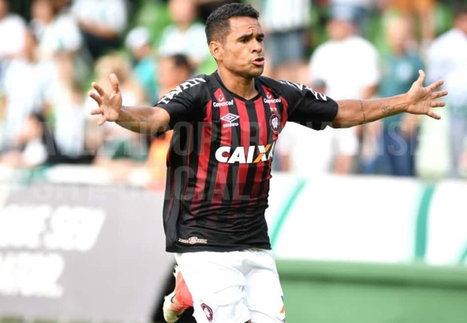 Ederson decide e Atlético-PR vence o Coritiba no Couto Pereira