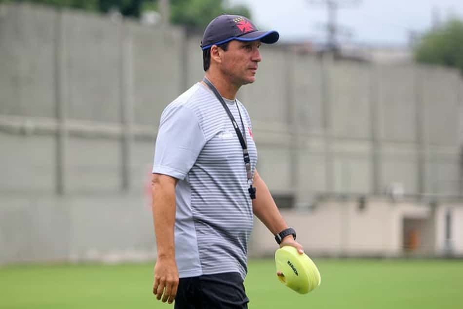 Em treino tático, Zé mantém time que venceu o Concepción