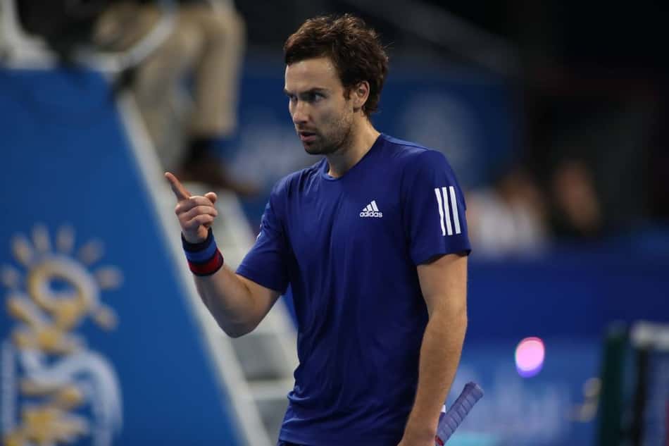 Gulbis atira raquete no meio do jogo, mas avança às 8ªs em Cordenons