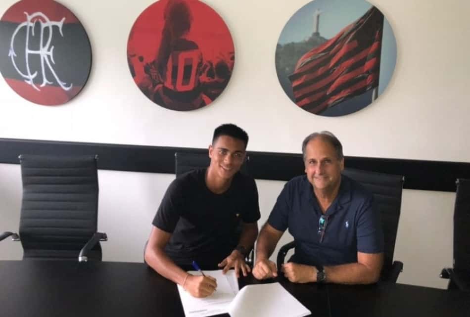 Flamengo acerta primeiro contrato profissional com joia da base