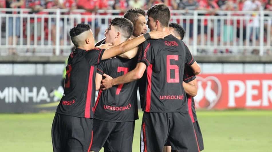 Joinville sofre empate, toma a frente do placar,e se aproxima dos finalistas