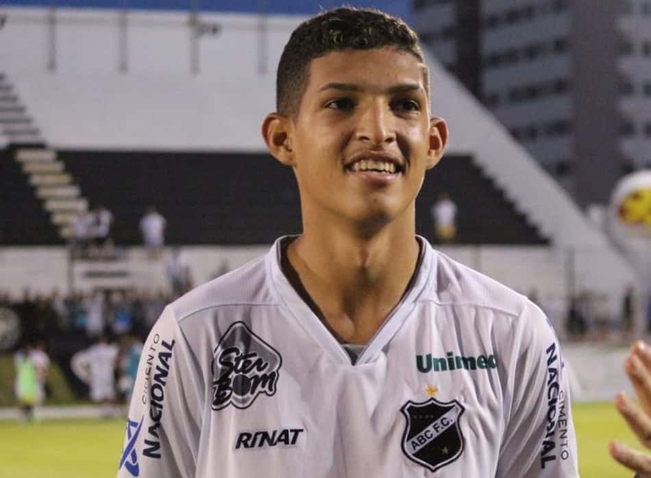 Após assinar com Corinthians, atacante pode atuar por mais dois jogos pelo ABC