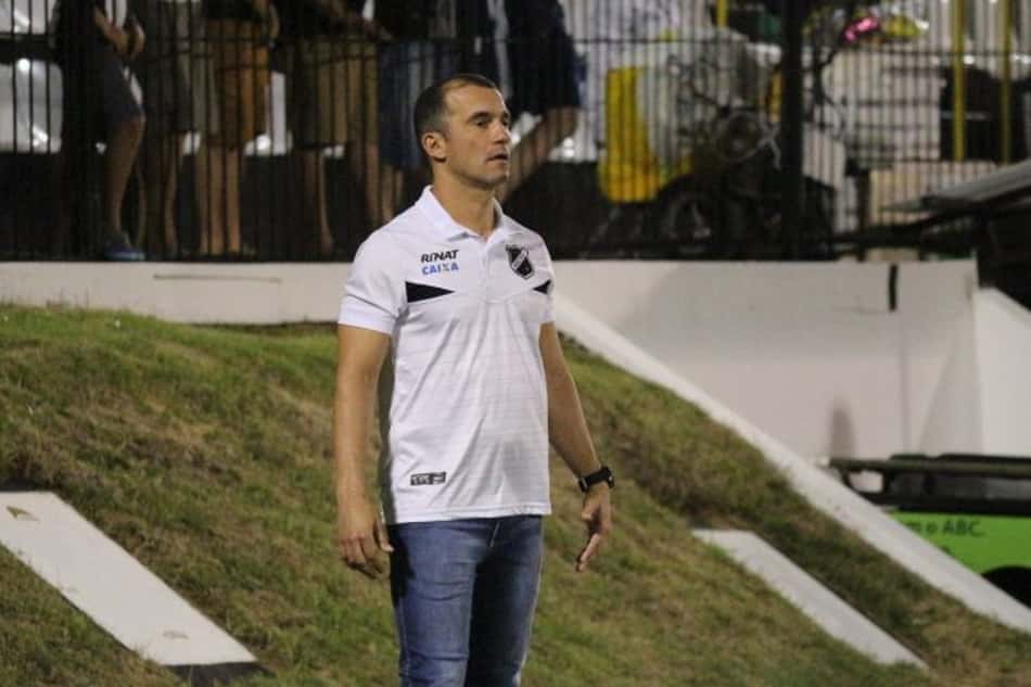 Técnico do ABC elogia a postura do time na partida contra o Vitória