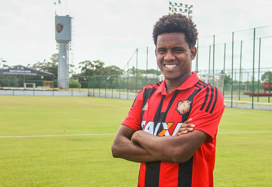 Internacional apresenta nova oferta pelo volante Rithely