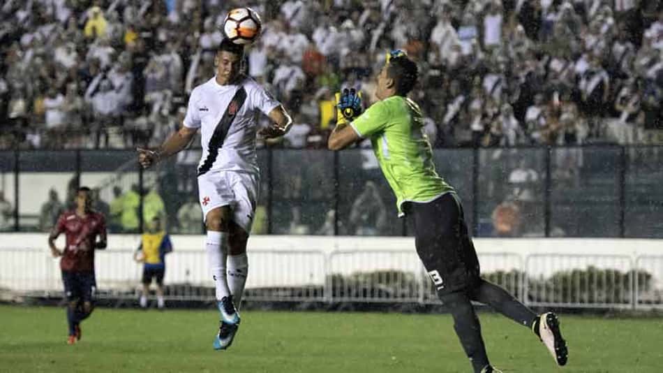 Paulinho, após receber pancada em lance do gol: 'Libertadores é isso'