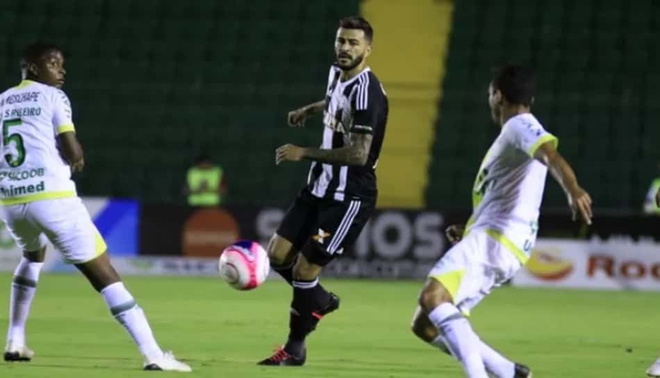 Briga pela liderança entre Chape e Figueira acaba com empate sem gols