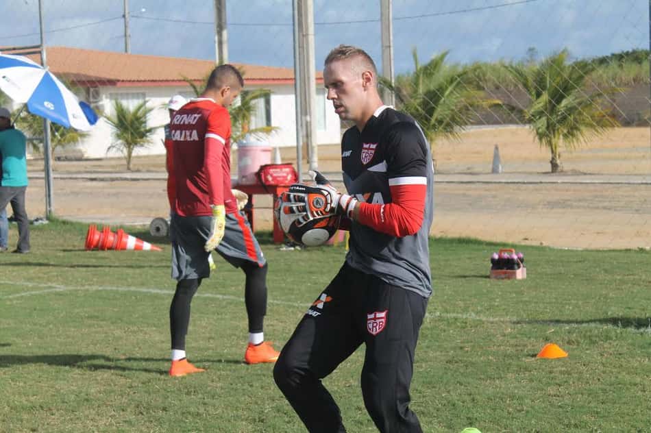 Xô, Z4! Goleiro do CRB quer equipe fora da zona da degola o quanto antes