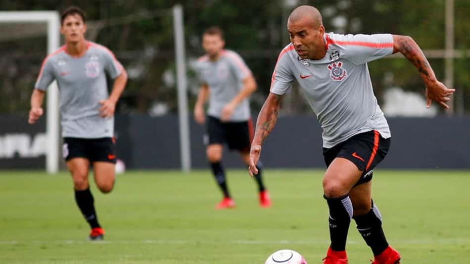 Sheik sofre pisão e deixa treino; atividade com reservas não tem gols