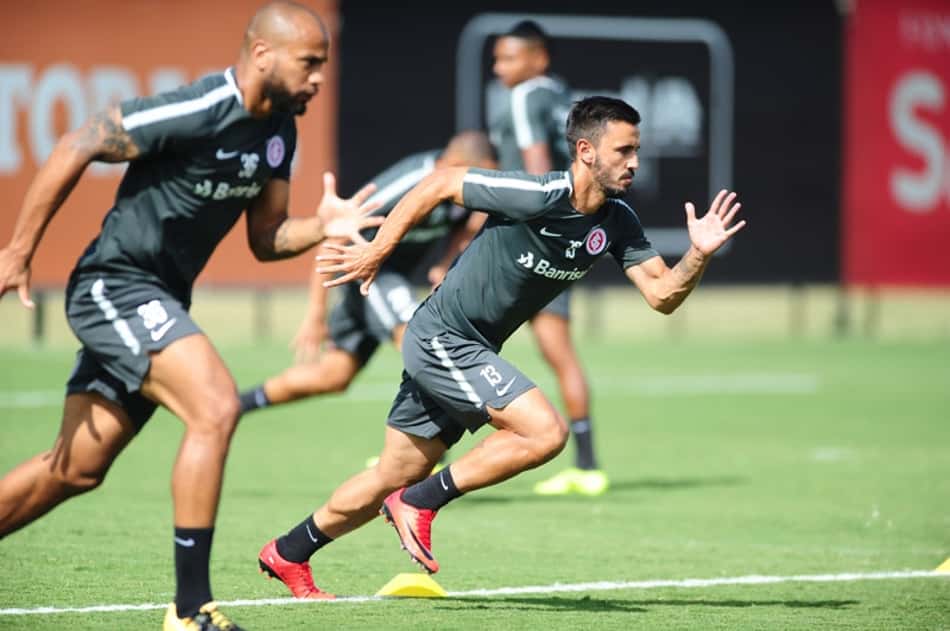 Pensando na Copa do Brasil, Inter visita o São Paulo-RS com "mistão"