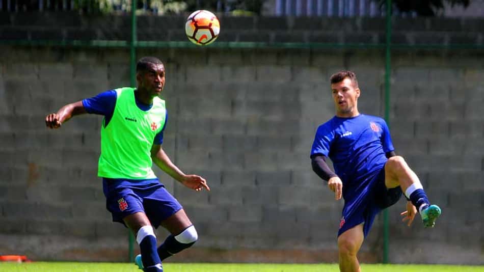 Vasco treina no CT e Zé Ricardo dá prioridade para passe e velocidade