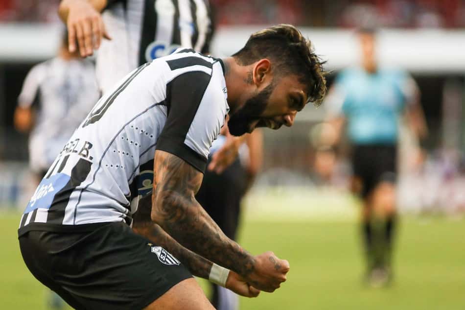 Com raça e frio quando teve chance de marcar, o Santos bateu o São Paulo no Morumbi por 1 a 0. Gabigol balançou a rede e foi um dos destaques do Peixe. O goleiro Vanderlei também fez bonito no clássico. Veja as notas para o Santos. (Por Marcio Porto - marcio@lancenet.com.br)