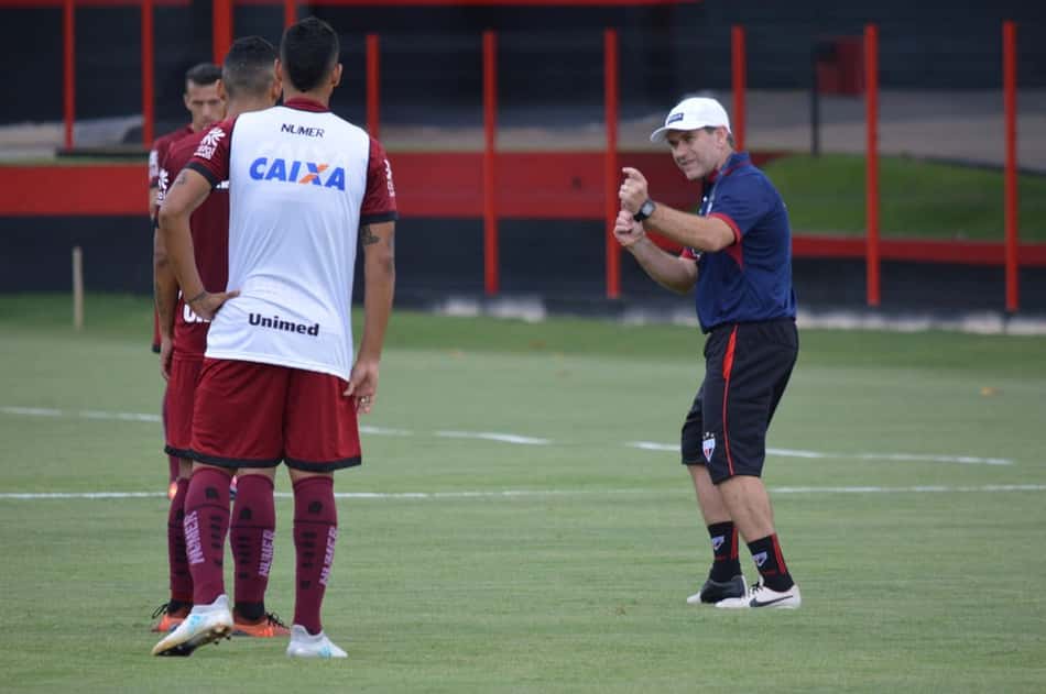 Tencati tira peso de Kléver e atribui derrota a mau desempenho do time