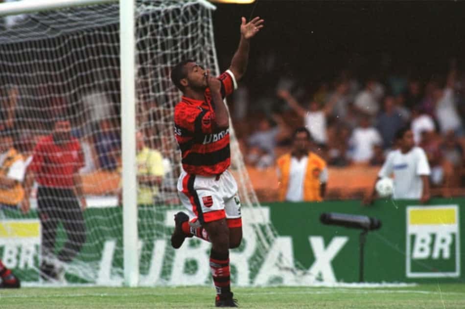 Romário leva a namorada para jogo do Flamengo no Maracanã e brinca: 'Pé quente'