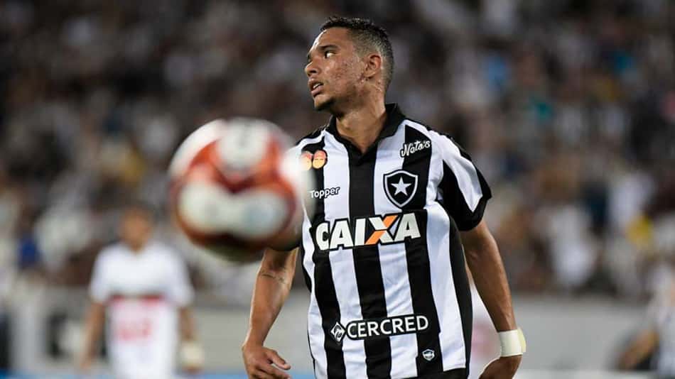 Moisés se destaca no início tímido dos reforços do Botafogo