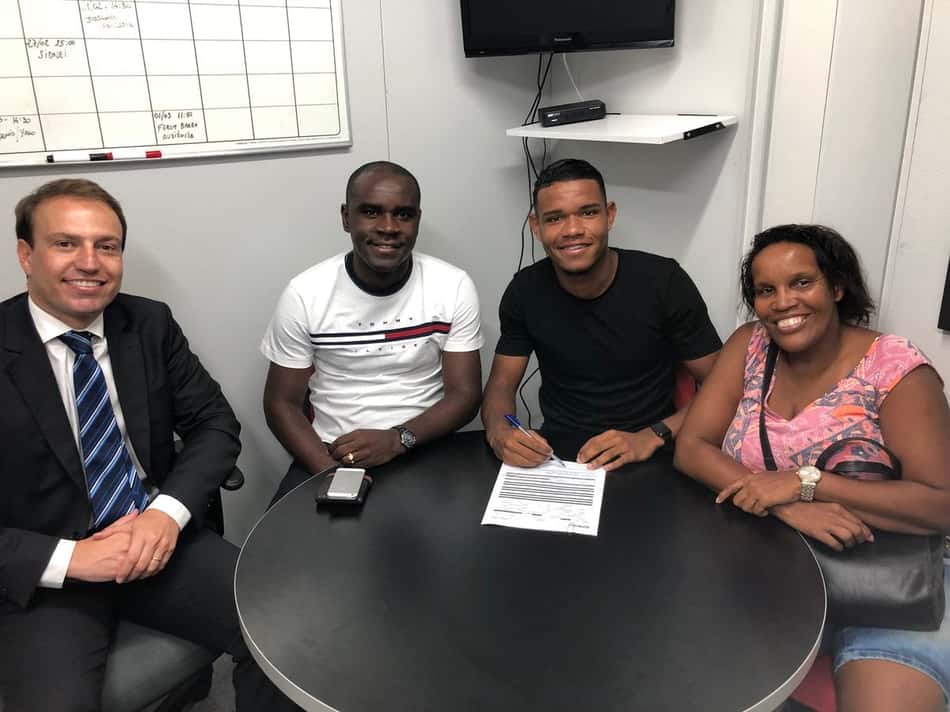 Zagueiro Patrick renova por cinco anos com o Flamengo