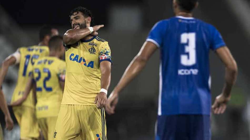 Dourado agradece companheiros e espera maior entrosamento no Fla