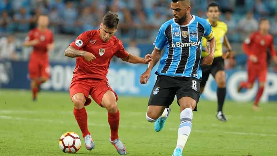 Grohe pega pênalti decisivo e Grêmio leva a Recopa Sul-Americana