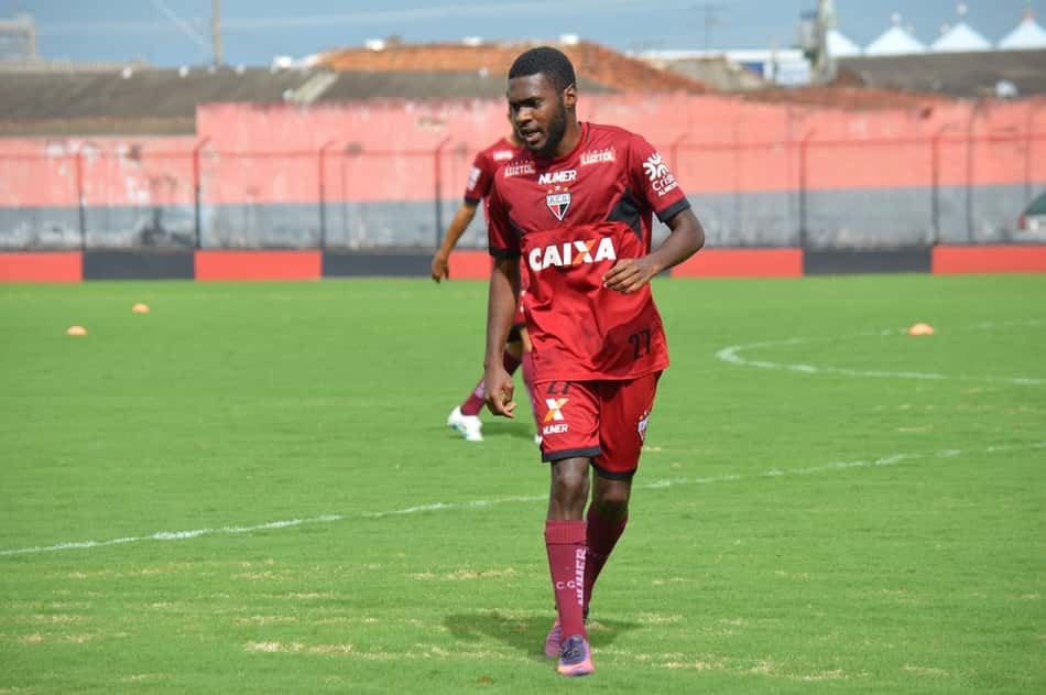 Fora dos planos, atacante Chiquinho é dispensado do Atlético-GO