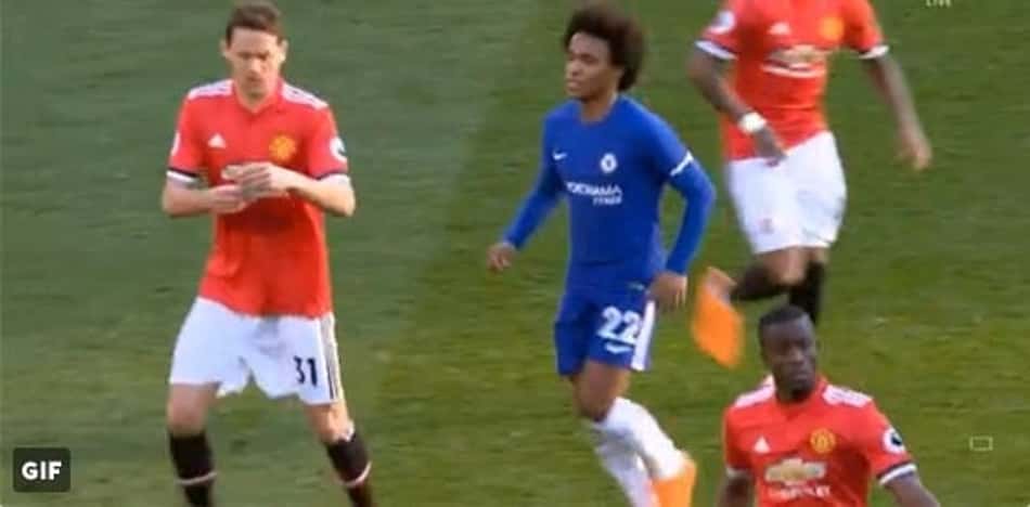 Espírito BR! Willian tenta ler bilhete de Mourinho para Matic; assista