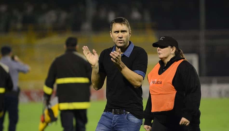 Eduardo Coudet se despede da torcida do Racing em jogo da Superliga Argentina