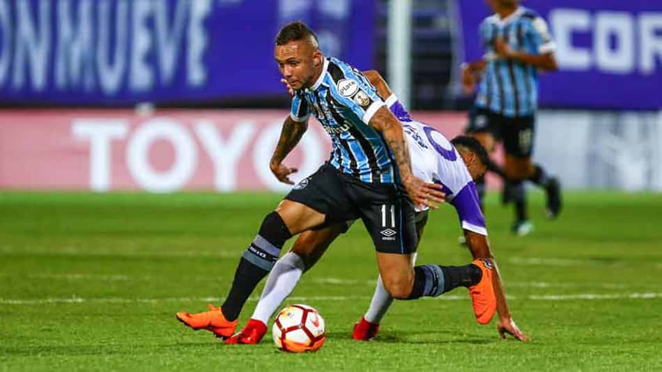 Grêmio batalha para marcar, mas cede empate ao Defensor no Uruguai