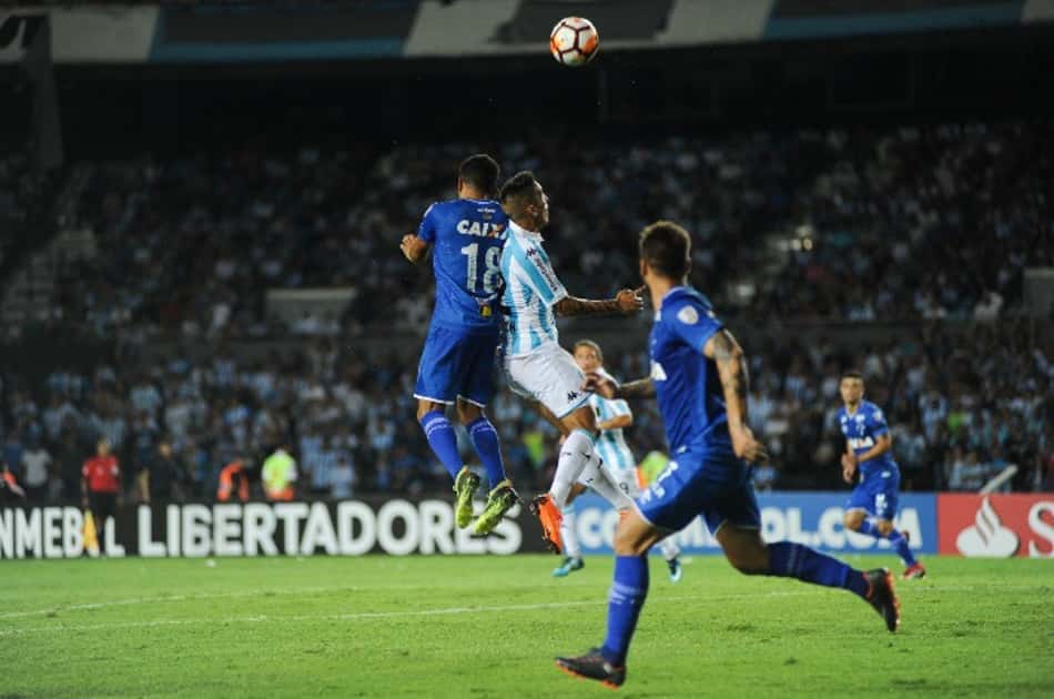 Jogadores celestes lamentam derrota para o Racing na estreia da Libertadores