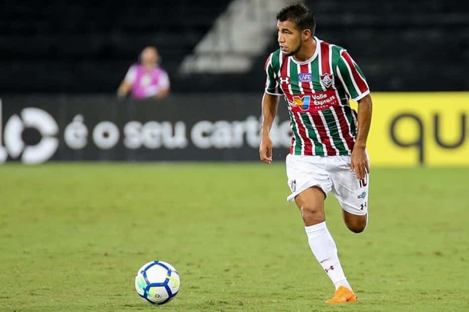 ATUAÇÕES: Sornoza vai bem no meio de campo e se salva no Flu