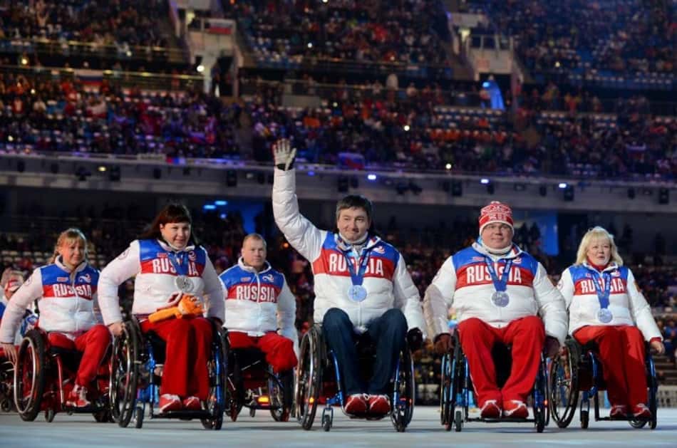Participação de paratletas russos na cerimônia de encerramento das Olimpíadas de Inverno Inverno de Sochi, em 2014