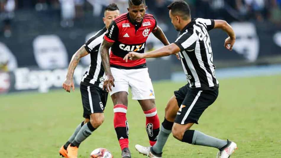 Mesmo com subidas de Rodinei, Henrique Dourado fica 'fora de jogo'