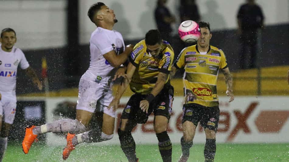 Yuri Alberto disputa jogada na chuva