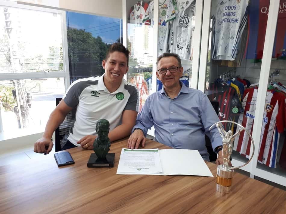 Jakson Follman renova contrato com a Chapecoense por mais três anos