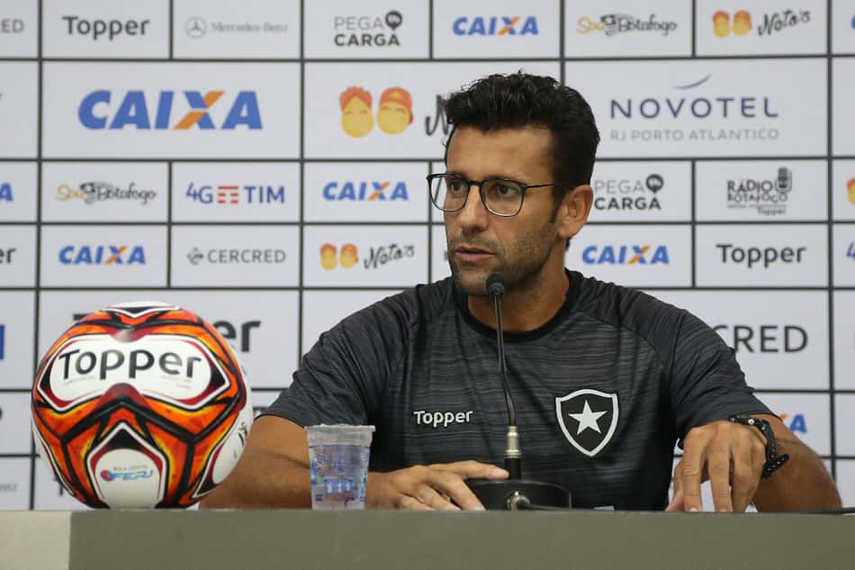 Valentim alerta para jogo decisivo no domingo e anima: 'Estamos fechados'