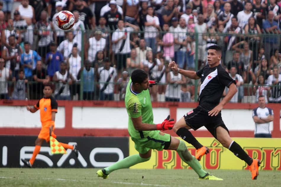 Após ser barrado, Paulinho agradece chance aos garotos: 'A base vem forte'